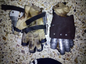 Guantes hechos a medida de placas de aluminio. 